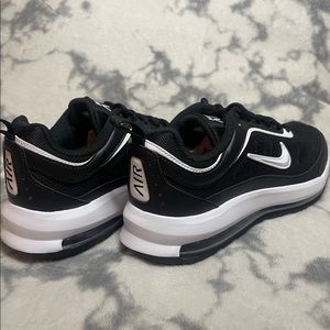 Nike AirMax Women 7.5